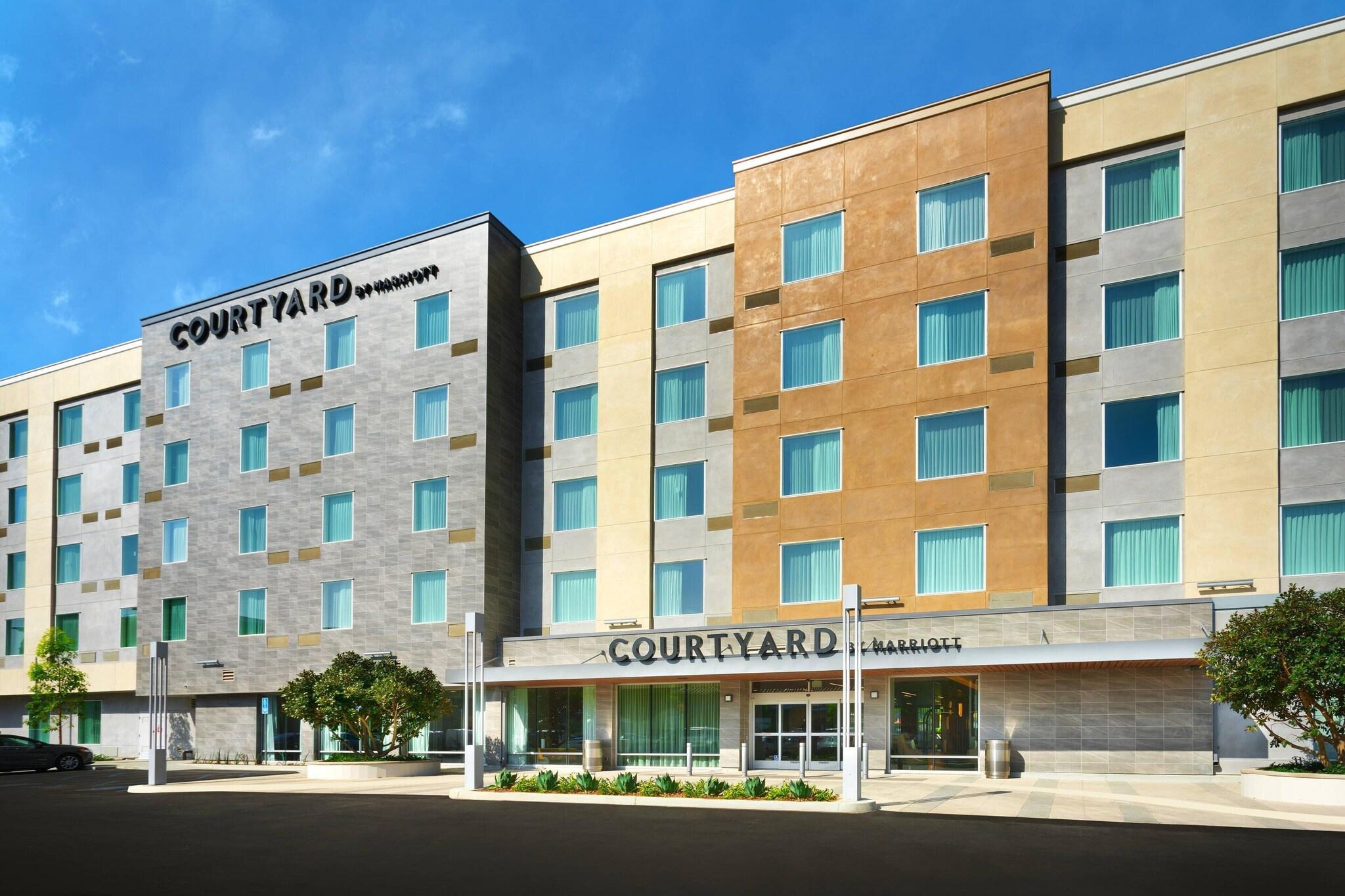 Stay in style at Courtyard Los Angeles LAX/Hawthorne