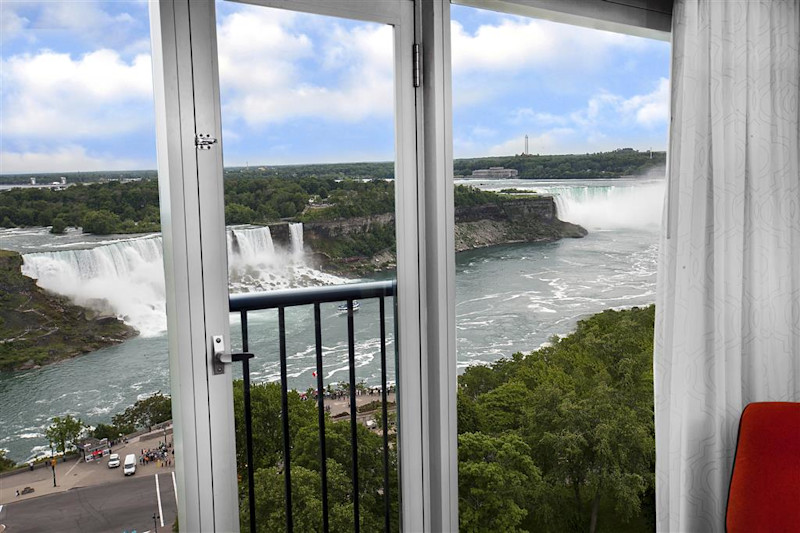 Stay in style at Sheraton Fallsview Hotel