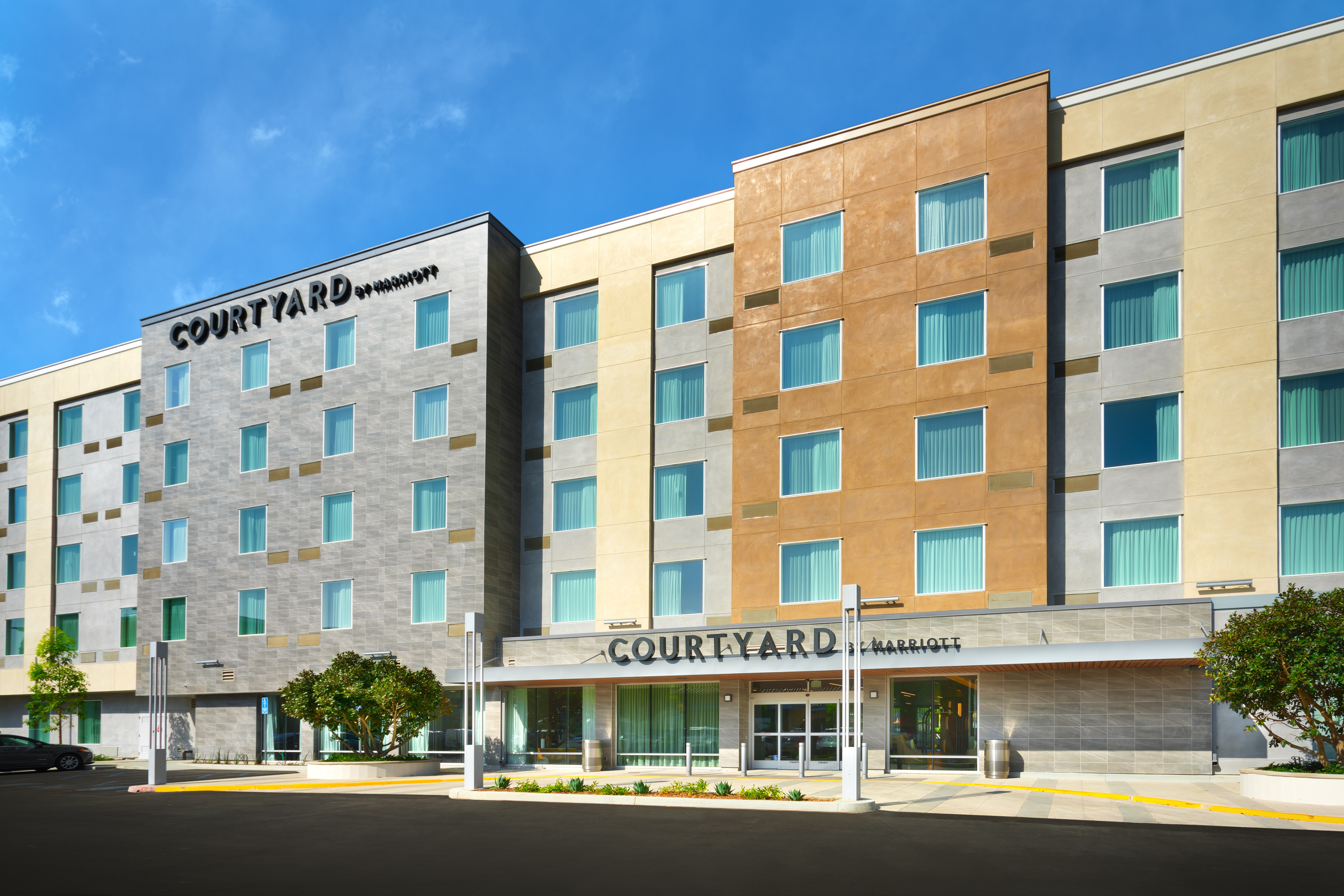 Stay in style at Courtyard Los Angeles LAX/Hawthorne
