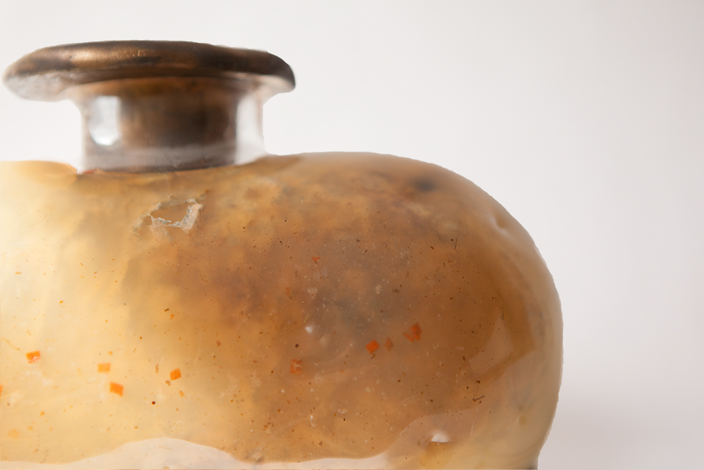 zoomed in photo of a vase