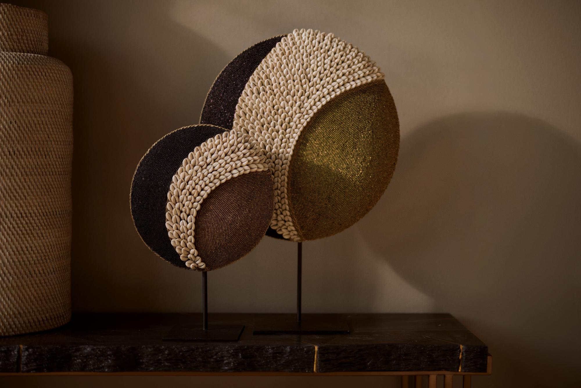 bimoni-ornament-on-stand2