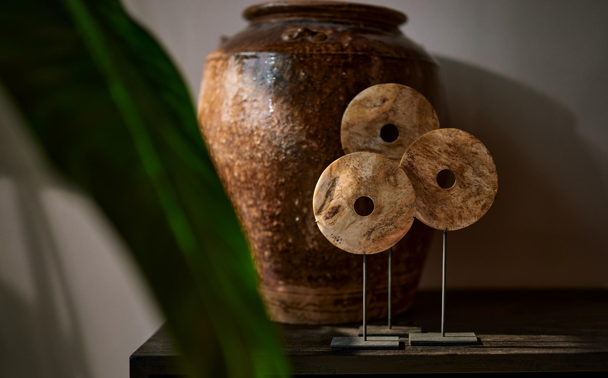 rongi-bone-on-stand-brown2