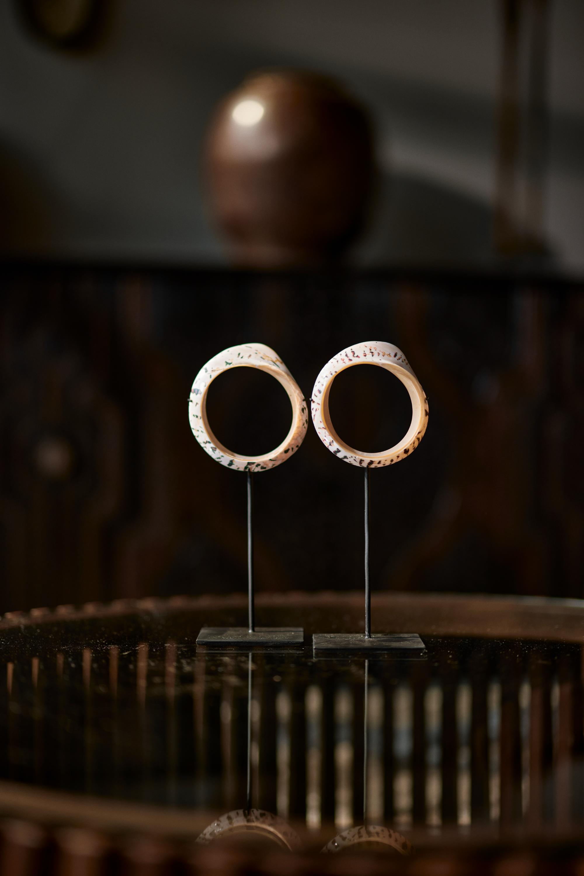 simau-bracelet-on-stand-high2