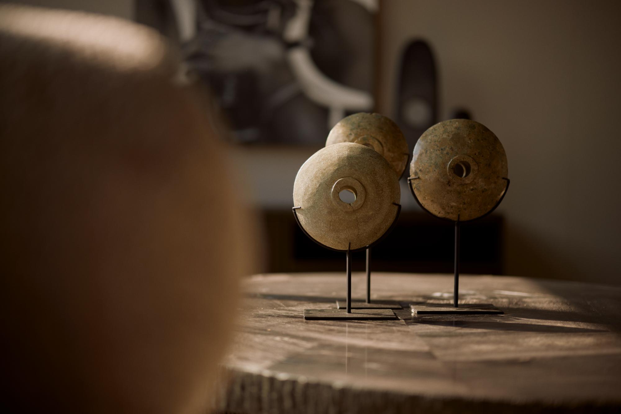 kampani-megalith-disc-on-stand4