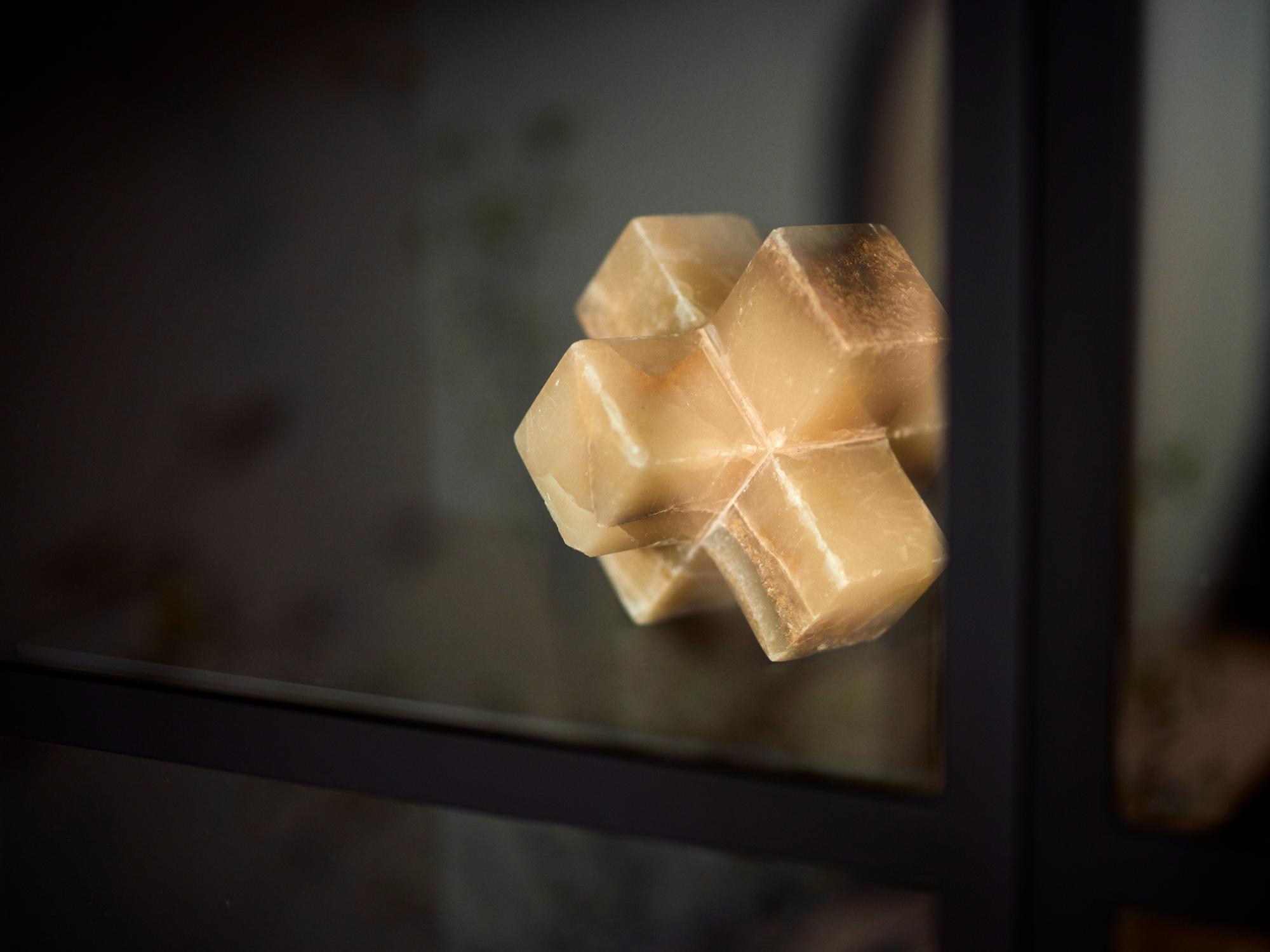 pariti-onyx-cross-deco-honey3