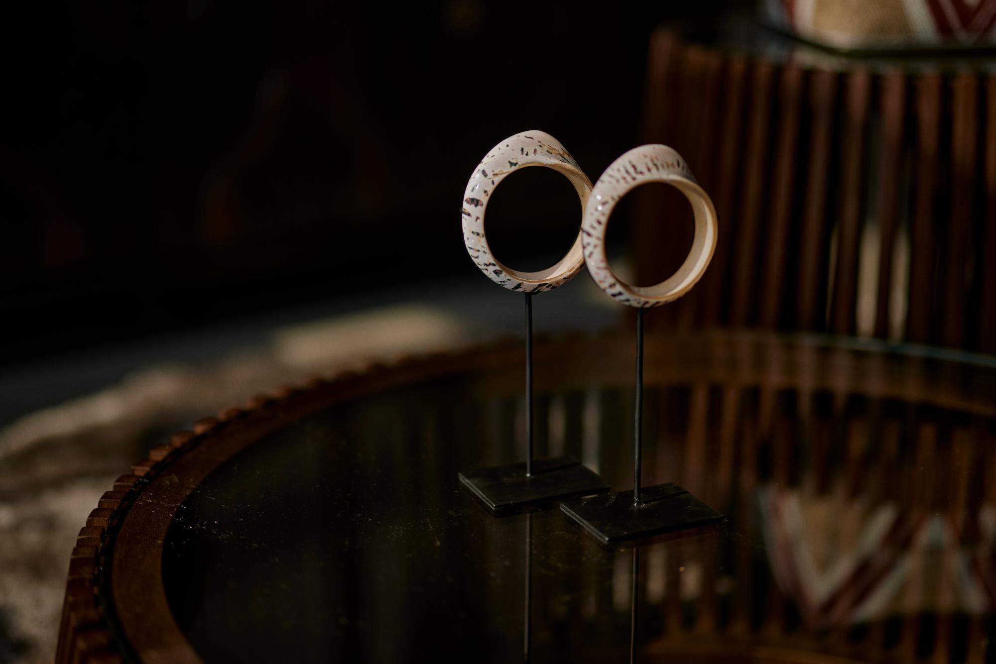 simau-bracelet-on-stand-high4