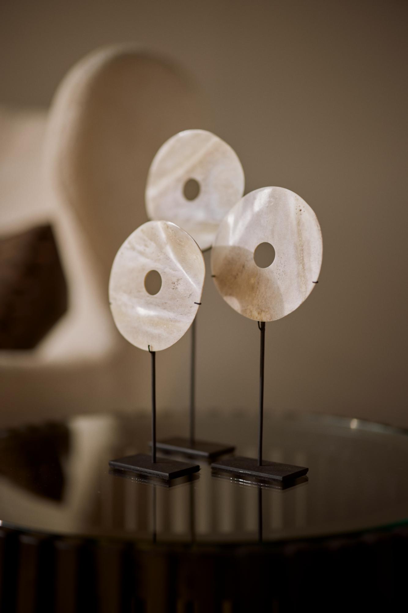 rongi-bone-on-stand-white2