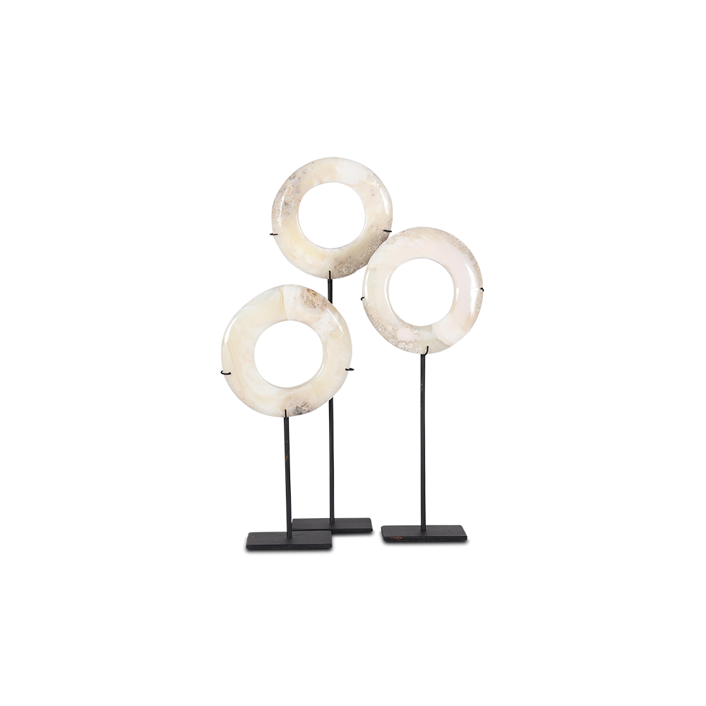 kondowa-shell-bracelet-on-stand1