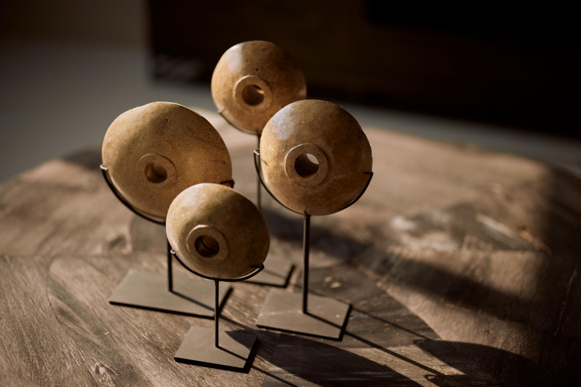 kampani-megalith-disc-on-stand2