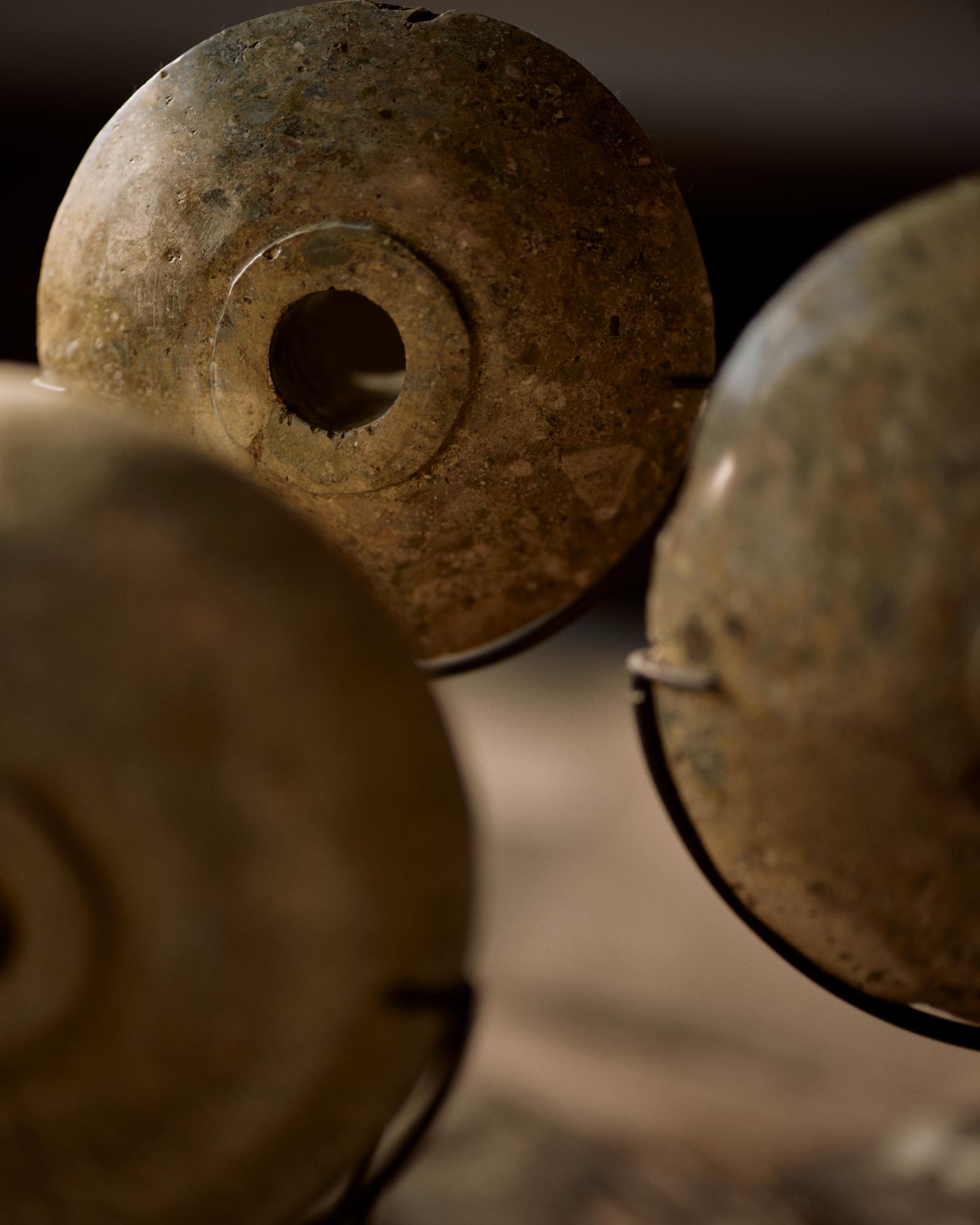 kampani-megalith-disc-on-stand5