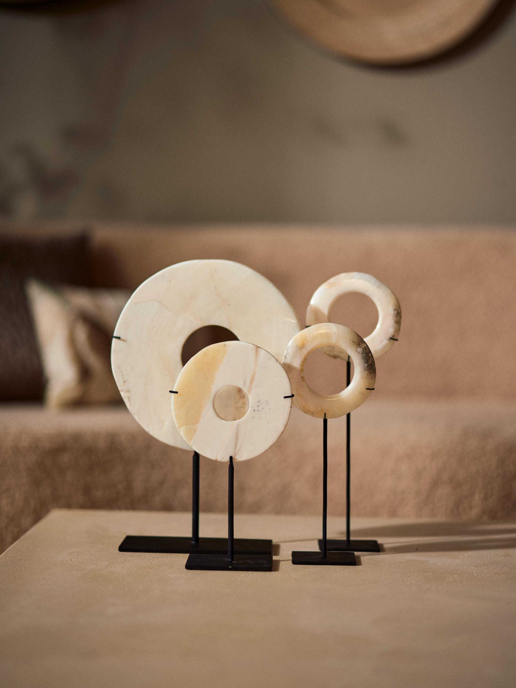 kondowa-shell-bracelet-on-stand2