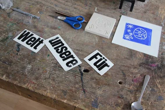 Ich – Du – Wir – für unsere Welt: Drucken zum Schuljahresmotto