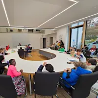 20251024 Aktuelle-Aktion Wer-sitzt-denn-da-im-Sitzungssaal 02