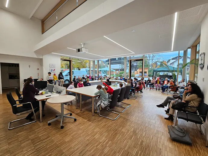 Wer sitzt denn da im Sitzungssaal?