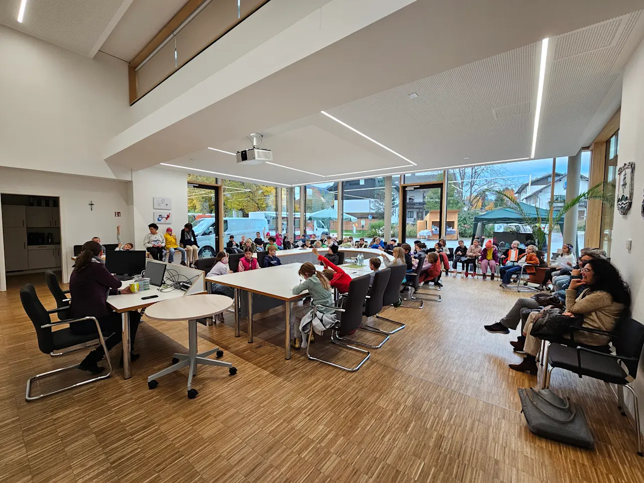 Wer sitzt denn da im Sitzungssaal? Wer sitzt denn da im Sitzungssaal?