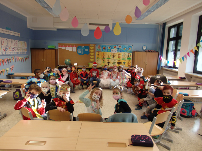 220224 Unsinniger Donnerstag Fasching 1a A rund in der Gruppe