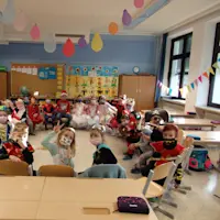 220224 Unsinniger Donnerstag Fasching 1a A rund in der Gruppe