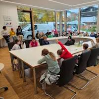 20251024 Aktuelle-Aktion Wer-sitzt-denn-da-im-Sitzungssaal 03