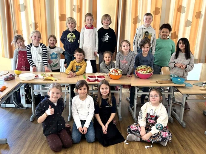 Die Kinder der zweiten Klassen beschäftigten sich mit dem Thema „Gesunde Ernährung“ und bereiteten Obstsalat zu.