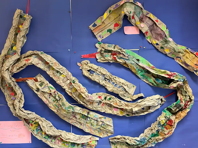 Kunst aus Verpackungsmaterial – Schlangen aus Papier werden zu kleinen Kunstwerken