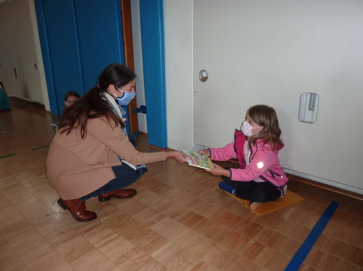 Ein Buch über Freundschaft vom Rotary Club an die 1. Klassen der GS Bernau