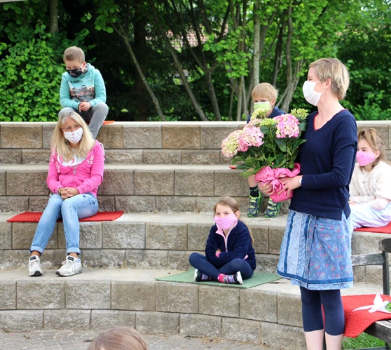 ... und bis wir uns wiedersehen, halte Gott dich fest in seiner Hand ... ... und bis wir uns wiedersehen, halte Gott dich fest in seiner Hand ...