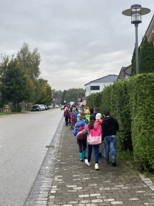 Wandertag der Klassen 3a und 3b in den Wald Wandertag der Klassen 3a und 3b in den Wald