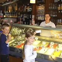 Schuljahresmotto 180507 Aktion Zu-Fuss Cafe-Chaos Eis 01