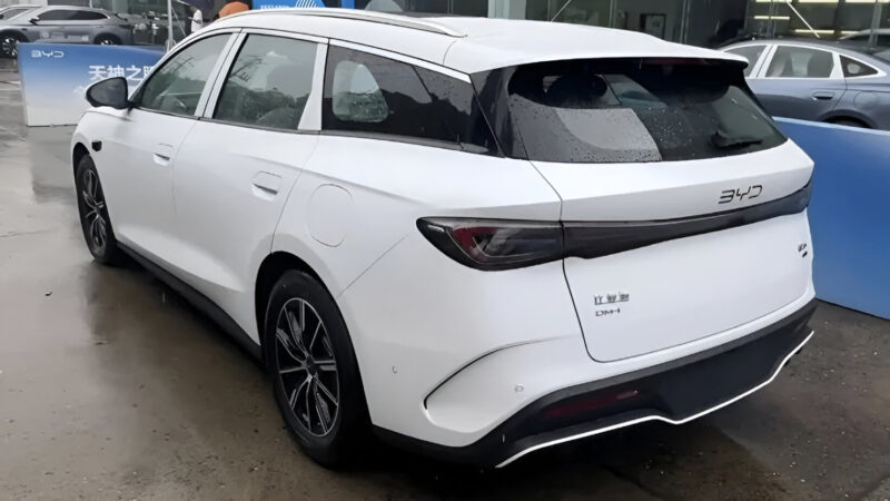 BYD Seal 06 DM-i station wagon arrived at Chinese dealers ahead of the launch