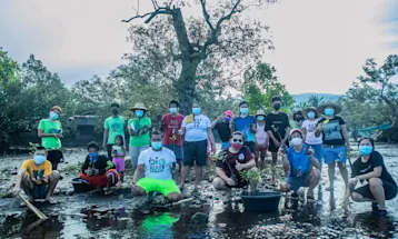 31-1 Salay Mangrove community members with Oceanus volunteers and XU staff (1)