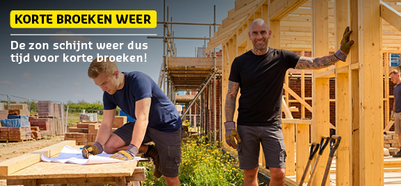 2 mannen op de bouwplaats in een korte broek