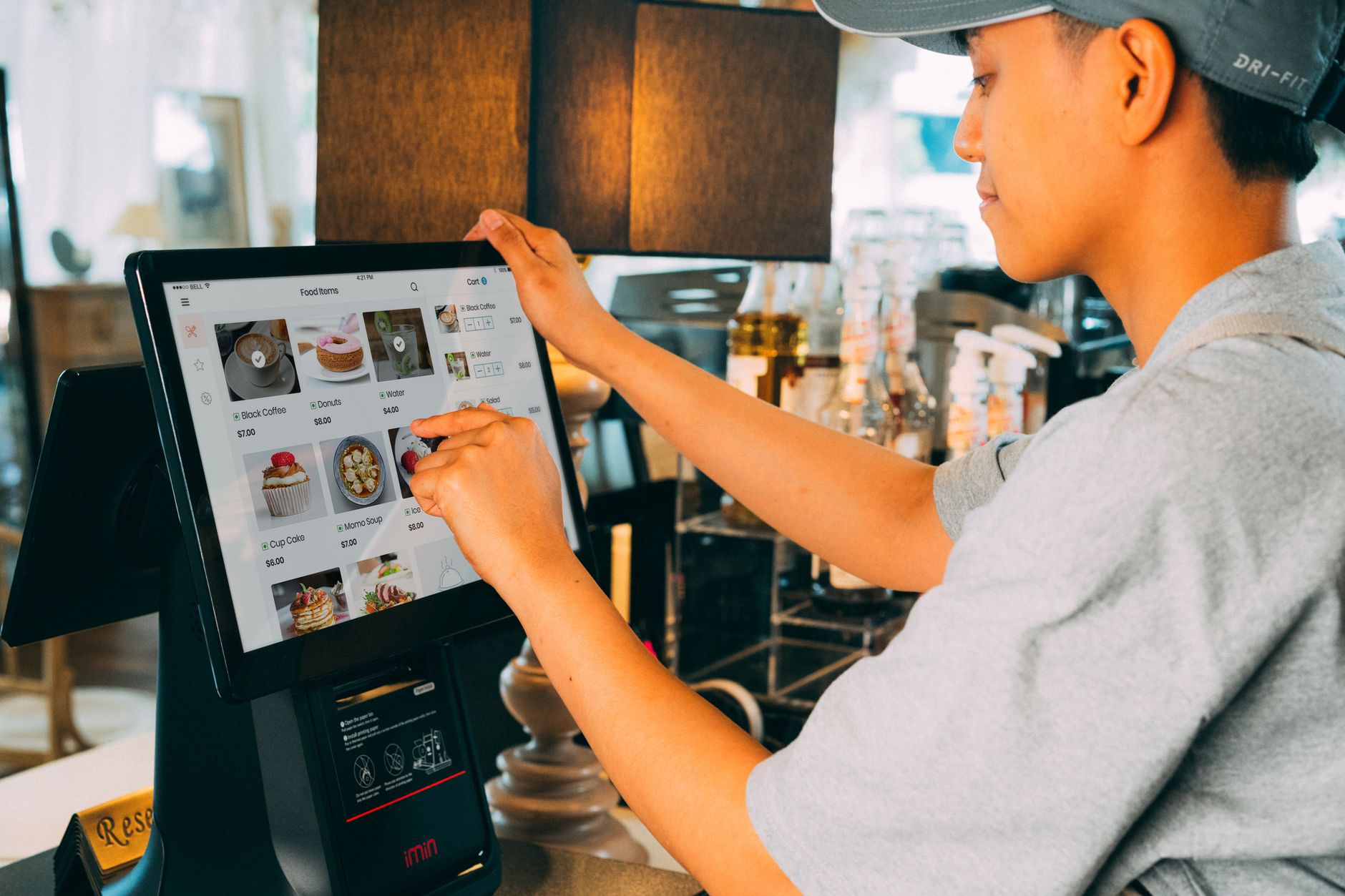 Restaurantbesitzer überprüft digitale Speisekarte auf einem Tablet · Foto: iMin Technology (Pexels)