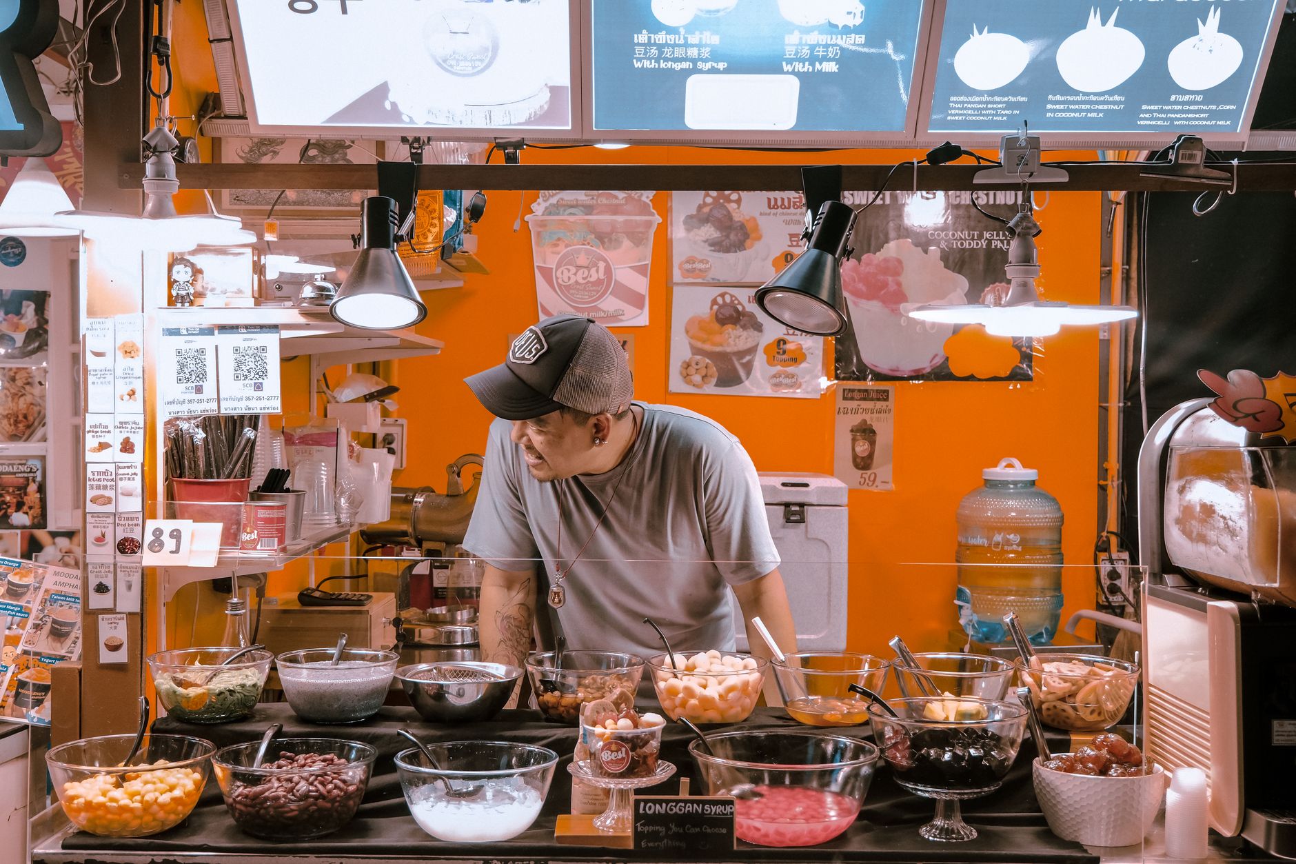 Koch serviert Essen an einem lebhaften Imbissstand · Foto: Faheem Ahamad (Pexels)