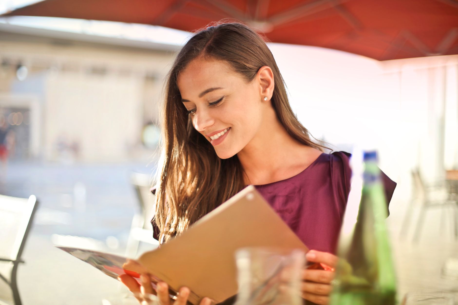 Smartphone fotografiert eine Papier-Speisekarte (Foto: Andrea Piacquadio, Pexels)