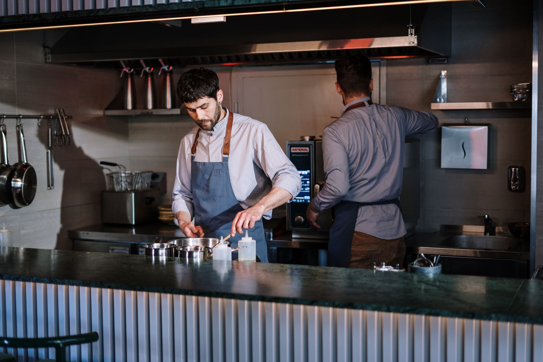 Küche im Abendgeschäft (Foto: cottonbro studio, Pexels)