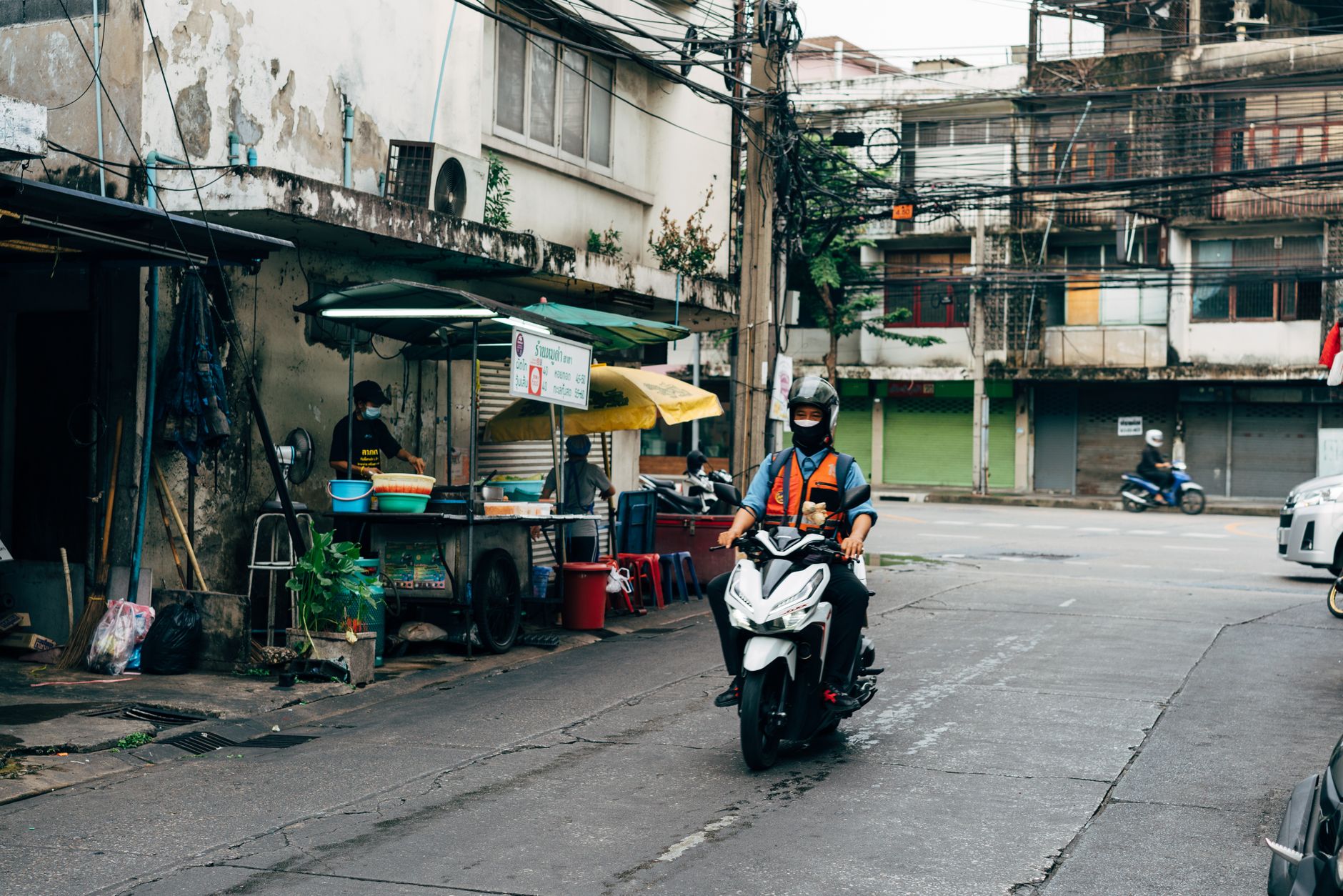 Lieferfahrer vor einem Restaurant (Foto: Markus Winkler, Pexels)