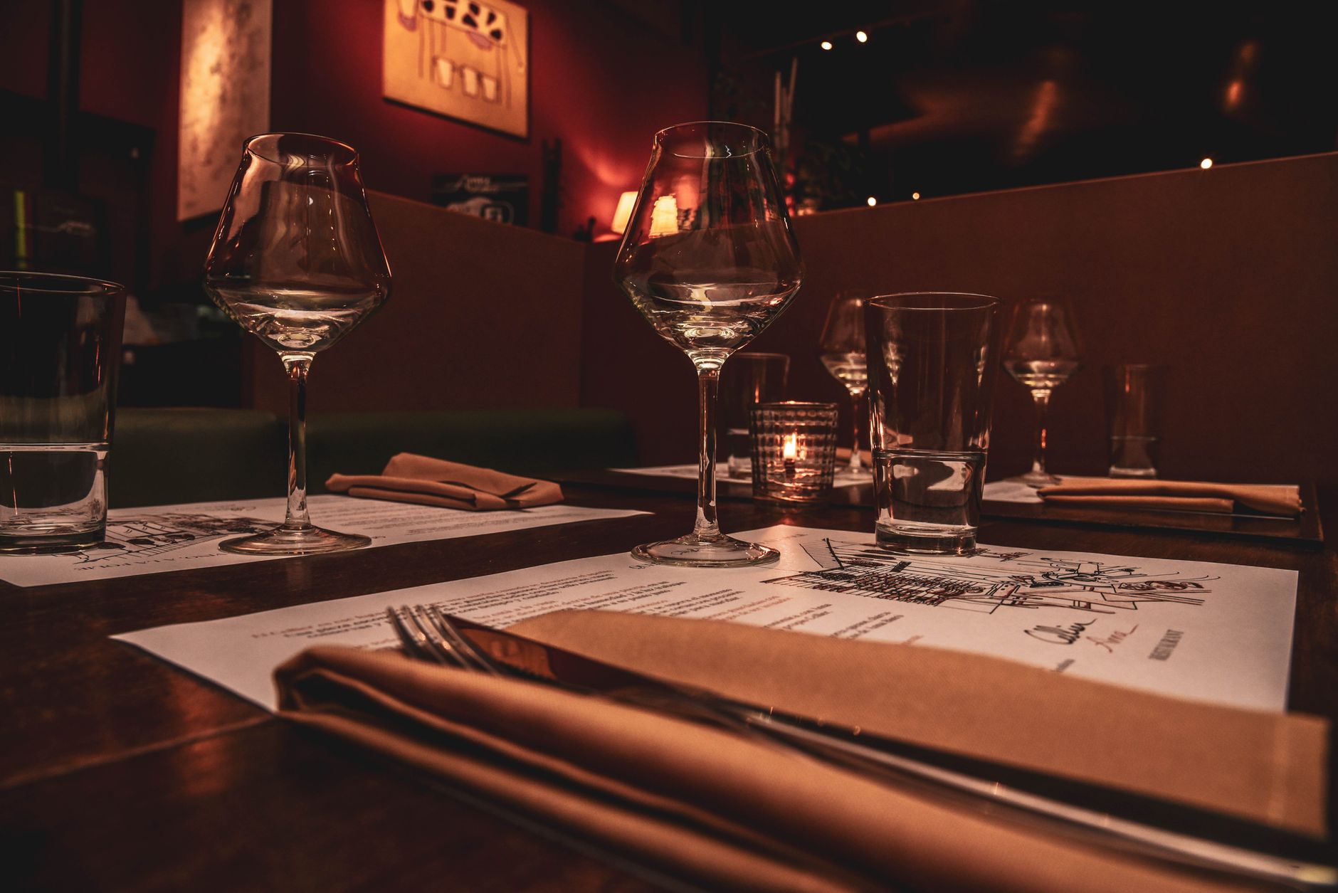 Kerzenlicht und gedeckter Tisch in einem Restaurant · Foto: leonardomartin pagano (Pexels)