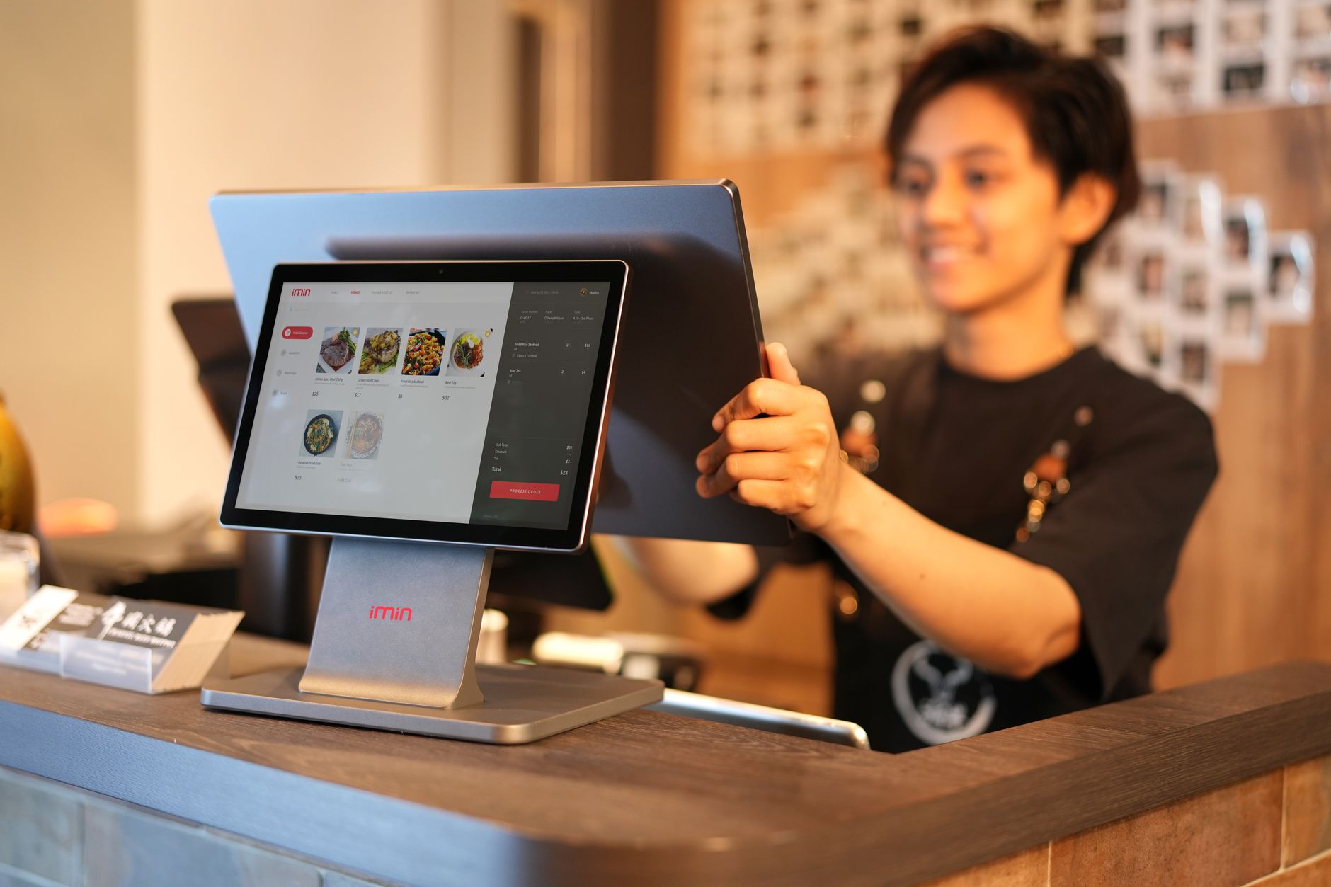 Restaurantbesitzer überprüft digitale Speisekarte auf einem Tablet · Foto: iMin Technology (Pexels)