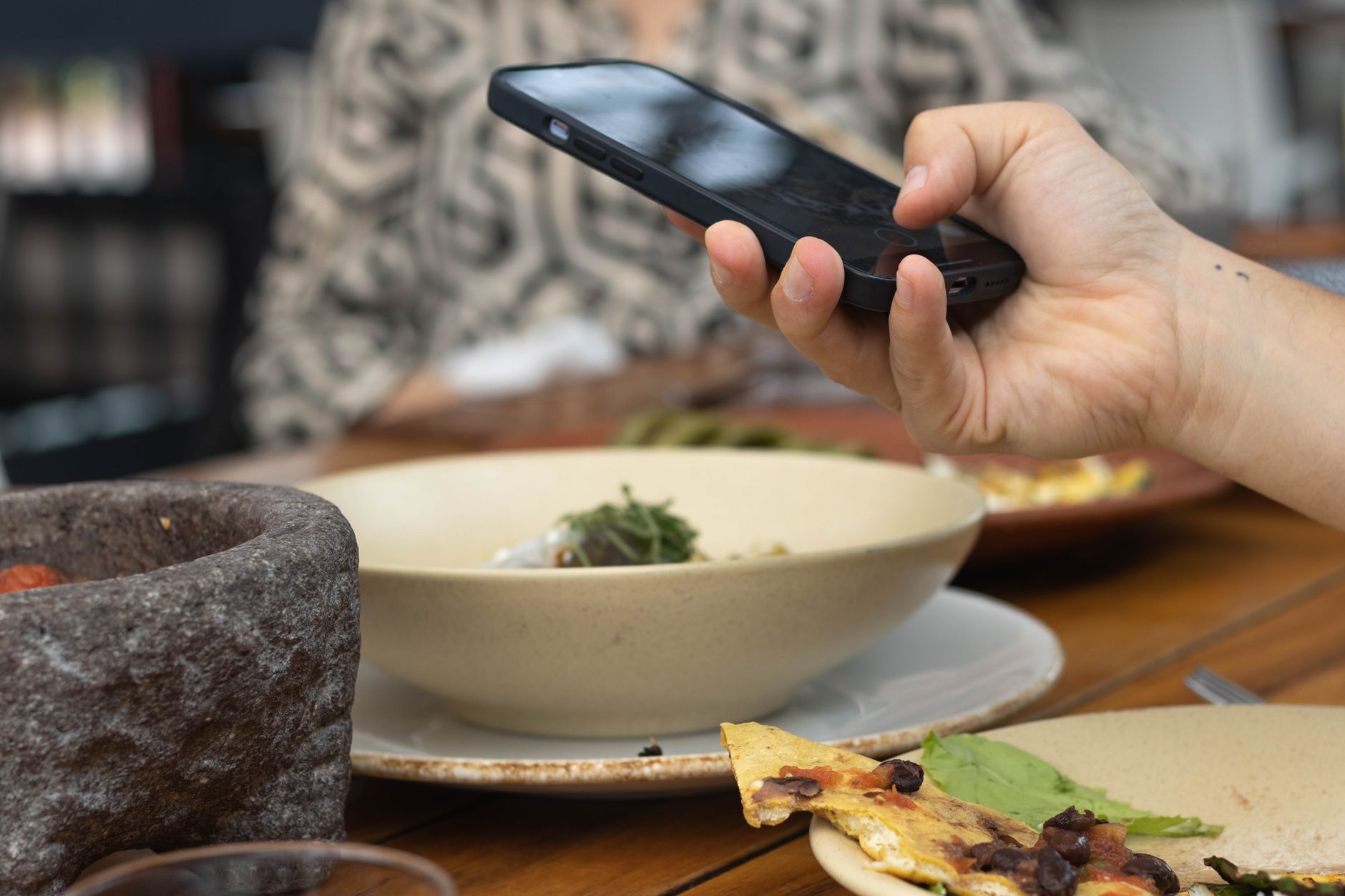 Gast bestellt am Smartphone zur Abholung (Foto: Kuiyibo Campos, Pexels)