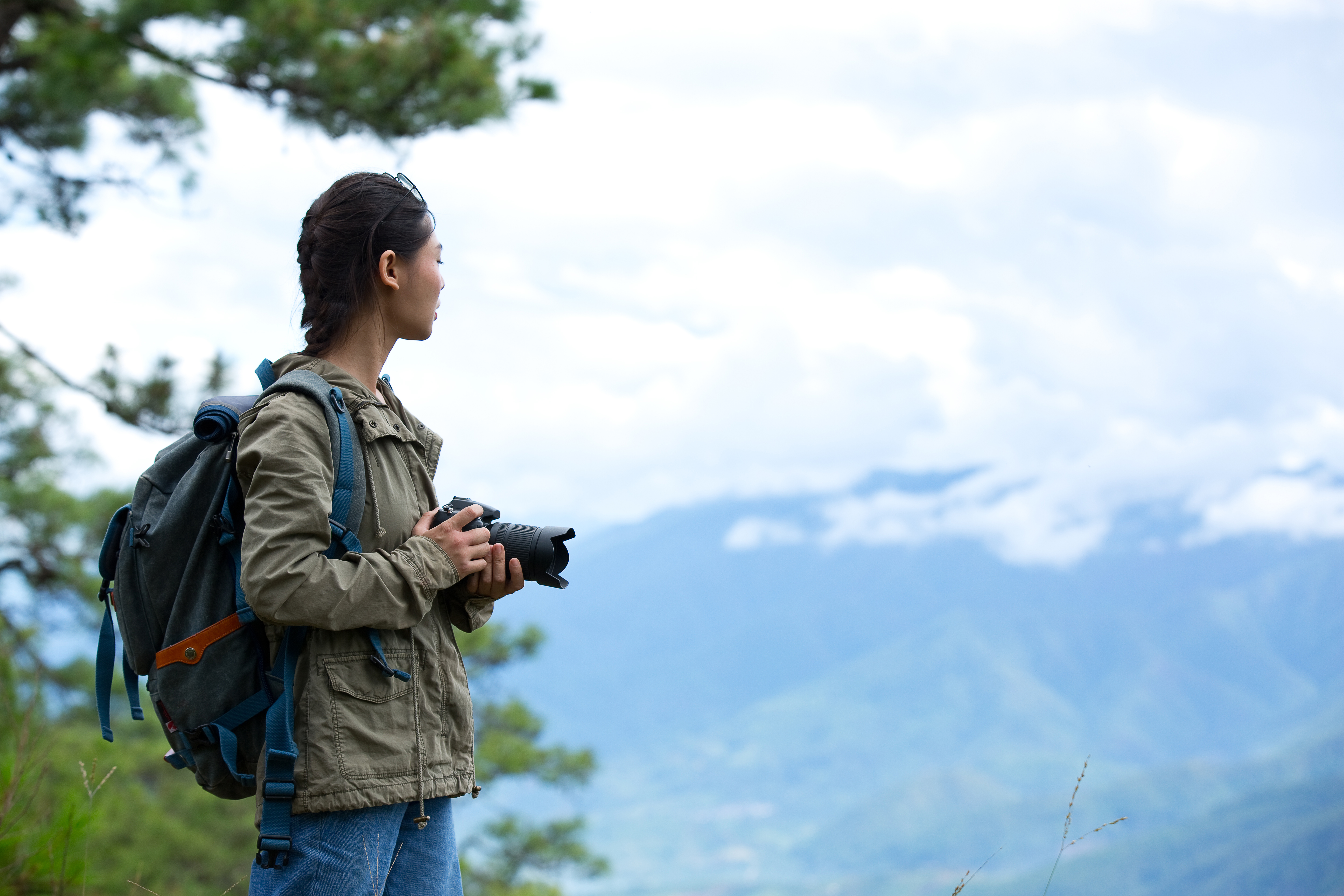 woman-with-camera-world-photographer-day (1)