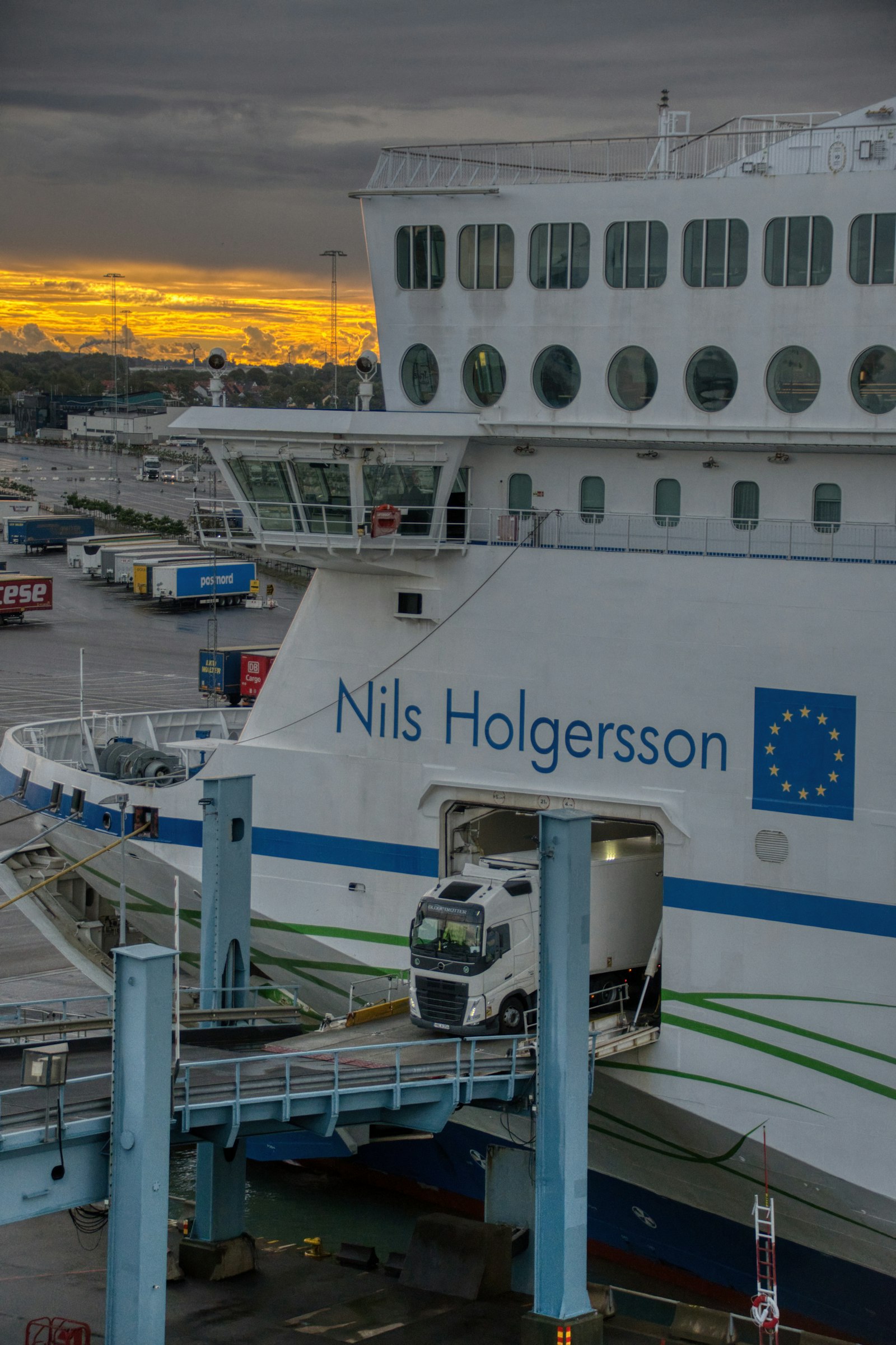Dangerous Goods on Vehicle Ferries: A Practical Guide to Hazmat Declaration, Class Restrictions, and Deck Allocation