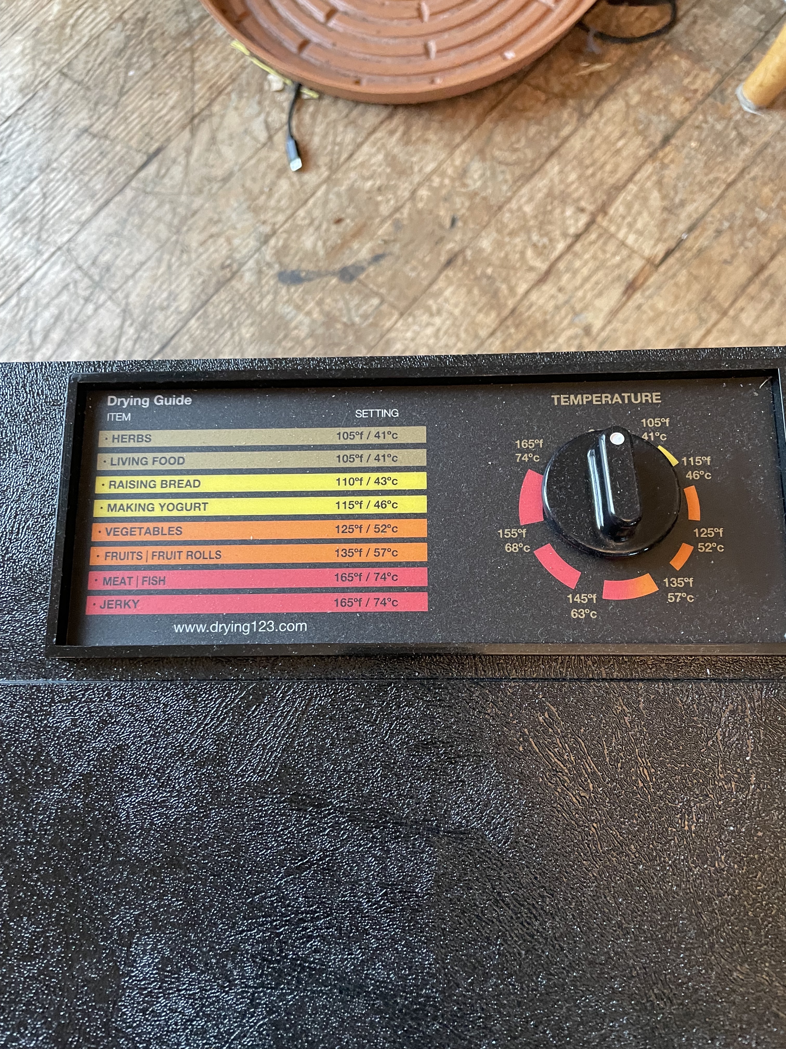 A picture of what temperature settings to use for different types of food (meat, fruit, vegetables, etc) on the excalibur dehydrator