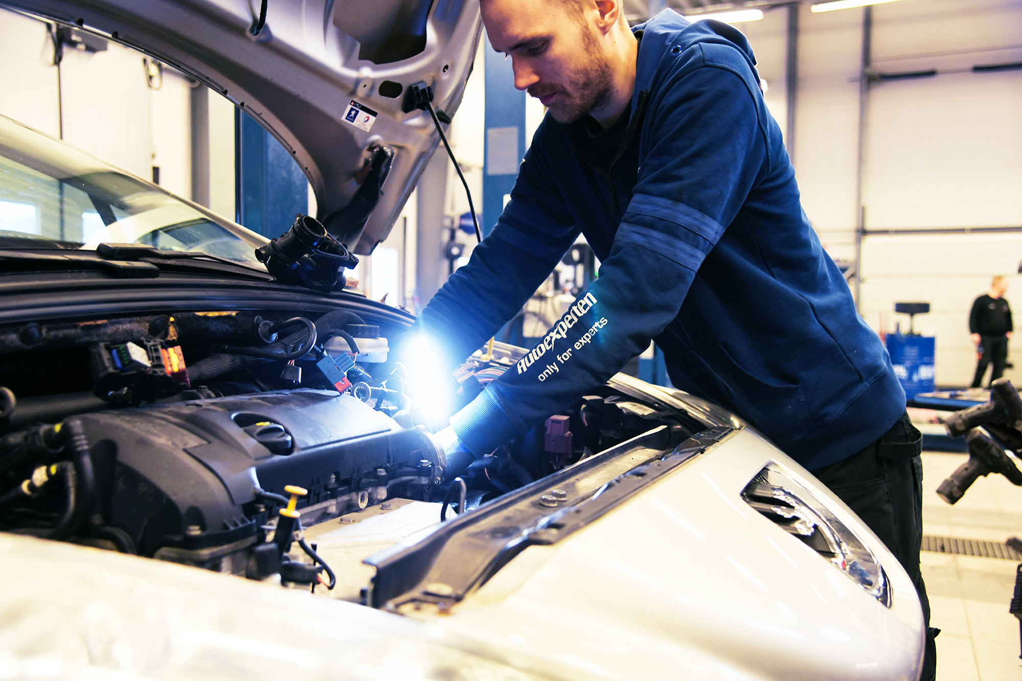 Autoexperten-korjaamolla.jpg