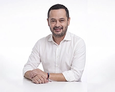 hombre con camisa blanca formal