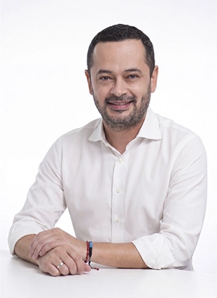 hombre con camisa blanca formal