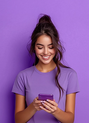 Mujer con blusa morada
