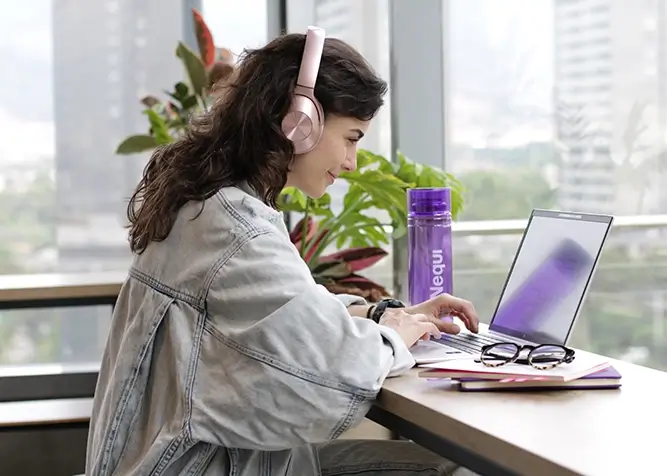 mujer trabajando remoto