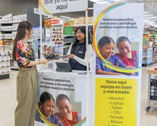 señorita donando tecnologia