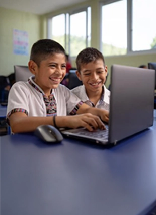 niños aprendiendo en la computadora