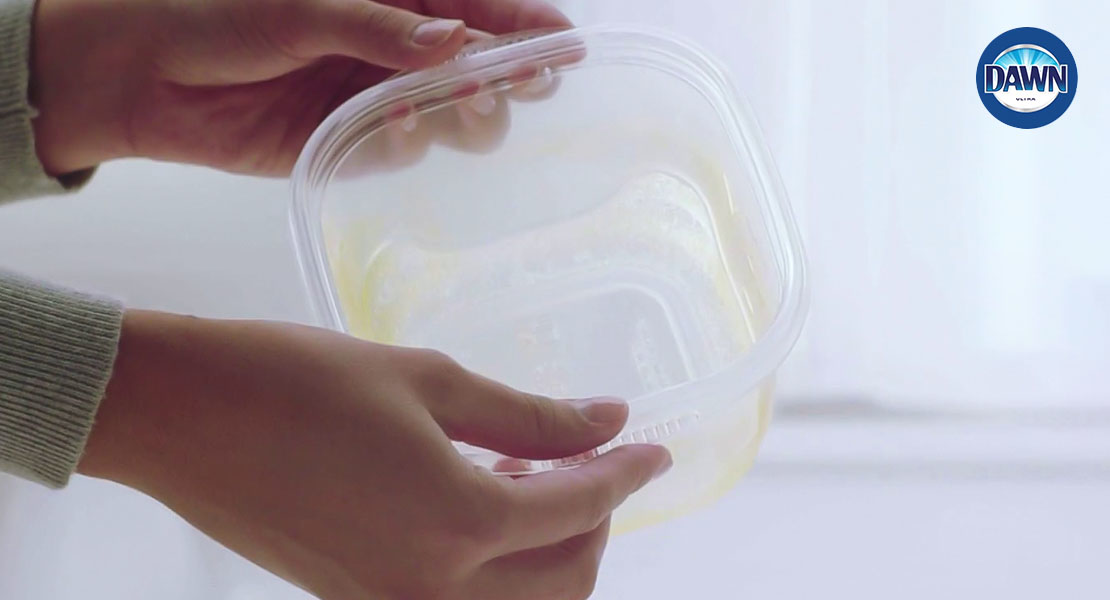 How to remove stains from plastic containers